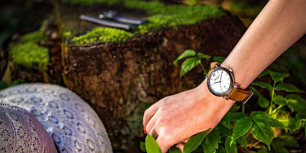 Trend drevených hodiniek: 5 typov ako využiť drevené hodinky