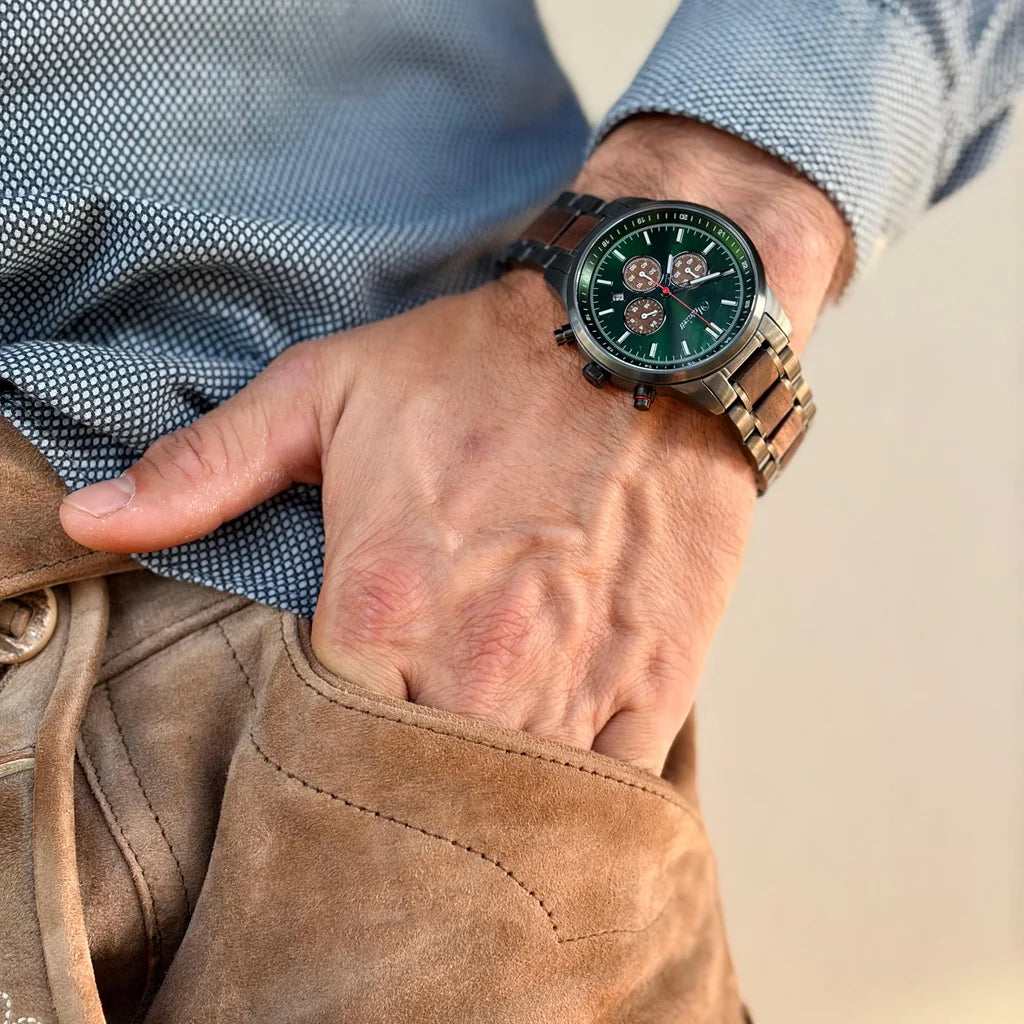 Pánske drevené hodinky Wisdom Chronograph – lifestylová fotografia na zápästí, smaragdovozelený ciferník