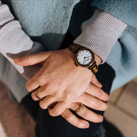 Dámske hodinky Waidzeit Petite Bronze na ruke – prírodný šarm a štýlová elegancia pre každodenné nosenie