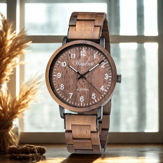 Detail dámskych drevených hodiniek Waidzeit Sissy Wood – ciferník a remienok z pravého orechového dreva s elegantnými kovovými prvkami