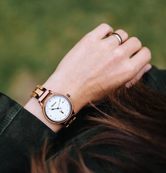 Dámske hodinky Waidzeit Vintage na ruke – jedinečný šperk s príbehom a ekologickým pôvodom