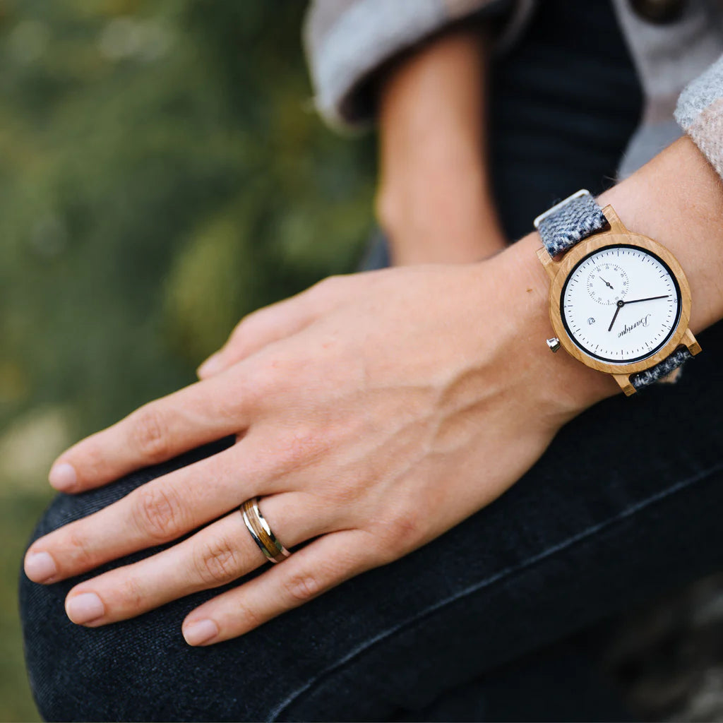 Dámsky prsteň Waidzeit Harmonie Striebro & Dub na ruke – jemný šperk s prírodným dotykom a eleganciou