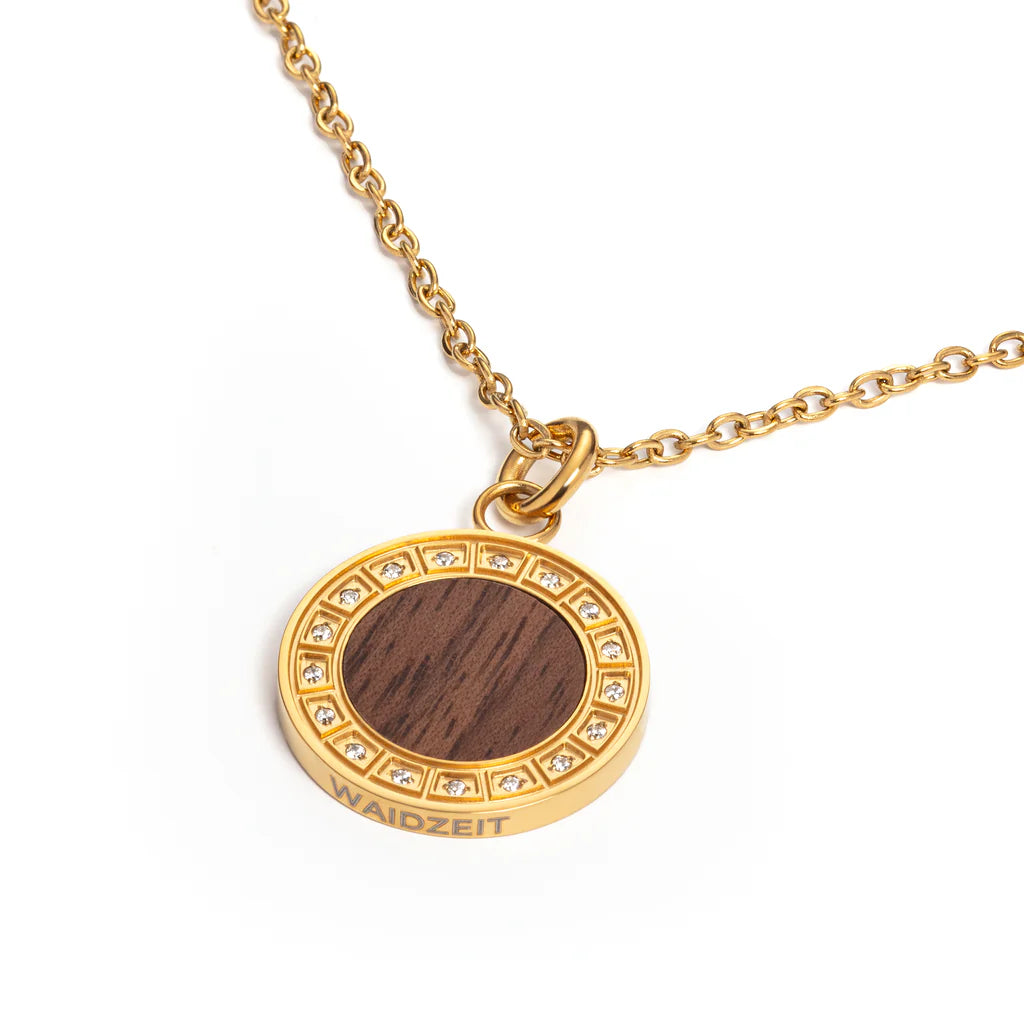 Detail dámskeho náhrdelníka Waidzeit Essenza – intarzia z orechového dreva, orámovanie z nerezovej ocele a jemné krištále pre ženský vzhľad