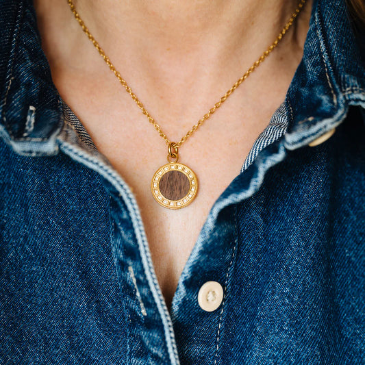 Dámsky náhrdelník Waidzeit Essenza v zlatom prevedení na modelke – elegantný šperk s prírodným dotykom a nadčasovou estetikou