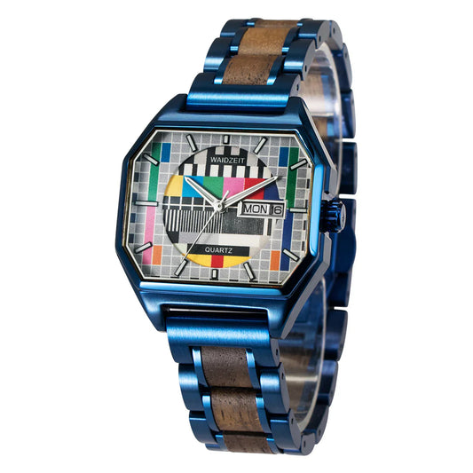 Drevené hodinky Waidzeit Sendeschluss z orechového dreva s ciferníkom inšpirovaným televíznym testovacím obrazcom a kráľovsky modrým náramkom