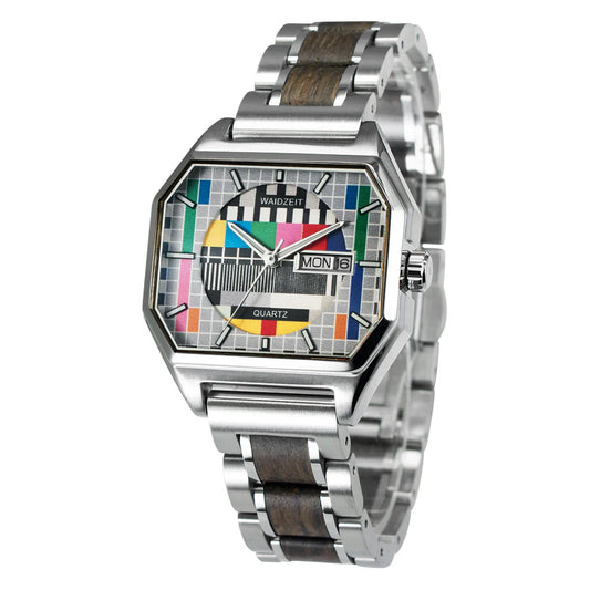 Drevené hodinky Waidzeit Sendeschluss z orechového dreva s ciferníkom s motívom televízneho testovacieho obrazca a strieborným náramkom