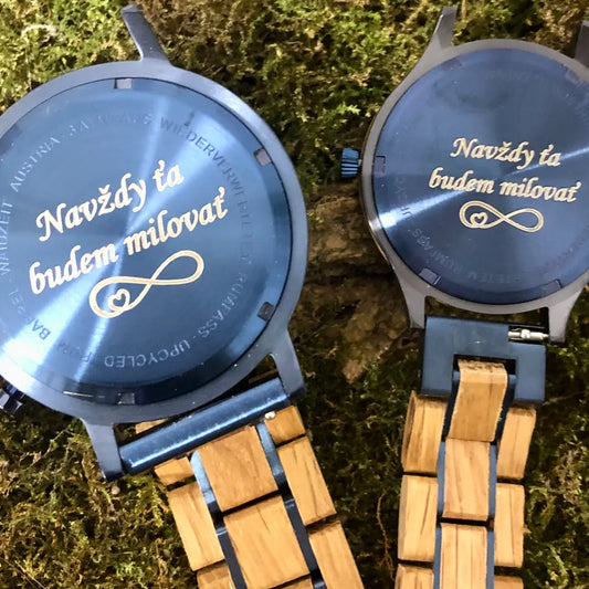 Detail gravírovania na zadnej strane hodiniek Waidzeit – možnosť personalizácie s vlastným textom alebo venovaním