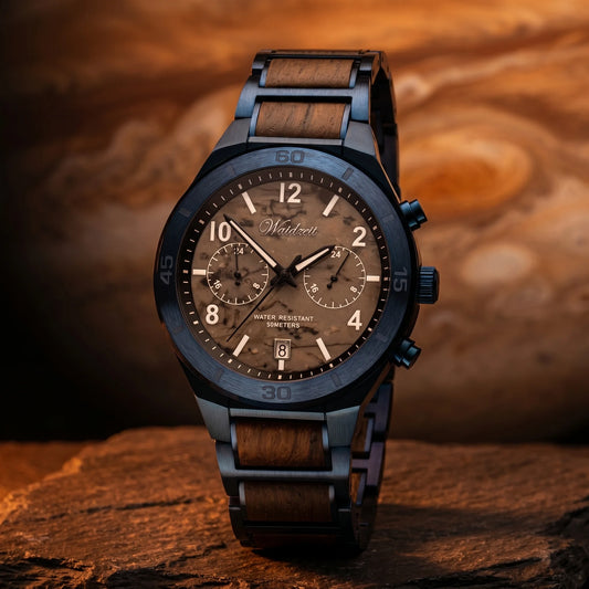 Pánske drevené hodinky Jupiter - Planetárna kolekcia – lifestylová fotografia na kozmickom povrchu so žiarivou planétou a hviezdnym nebom