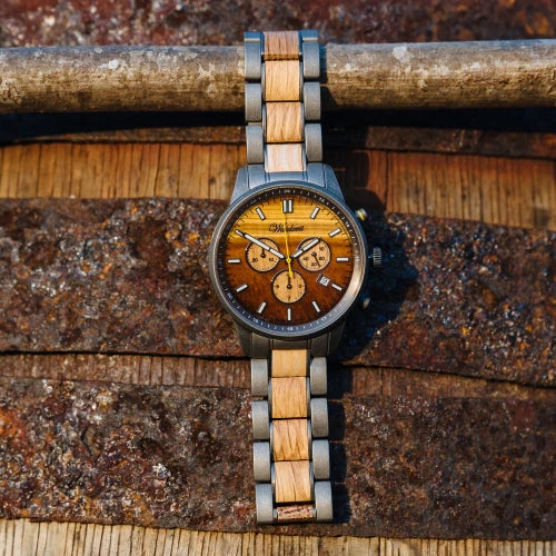 Pánske drevené hodinky Waidzeit Courage Chronograph položené na barikovom sude – autentické spojenie dizajnu, vína a prírody