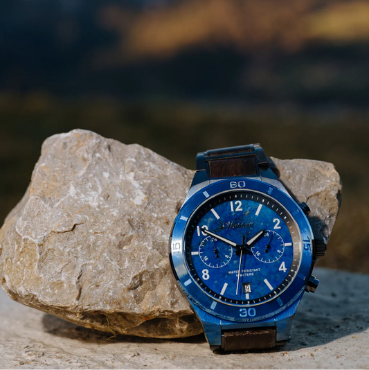Detail pánskych drevených hodiniek Waidzeit Neptún – ciferník z modrého lapis lazuli, drevený remienok a funkcia dvoch časových pásiem