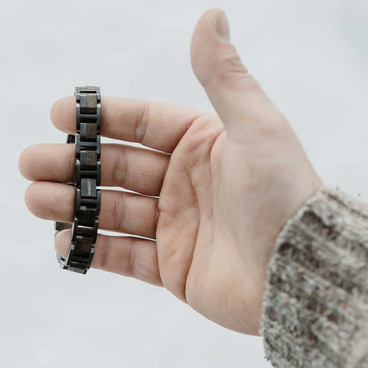 Pánsky drevený náramok Waidzeit Grafit na ruke – dubové drevo, čierna oceľ a pohodlné prispôsobenie dĺžky pre každodenné nosenie