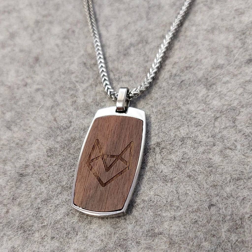 Detail pánskeho náhrdelníka Waidzeit Felix – oceľová retiazka s príveskom z orechového dreva, precízne remeselné spracovanie, osobne gravirovanie
