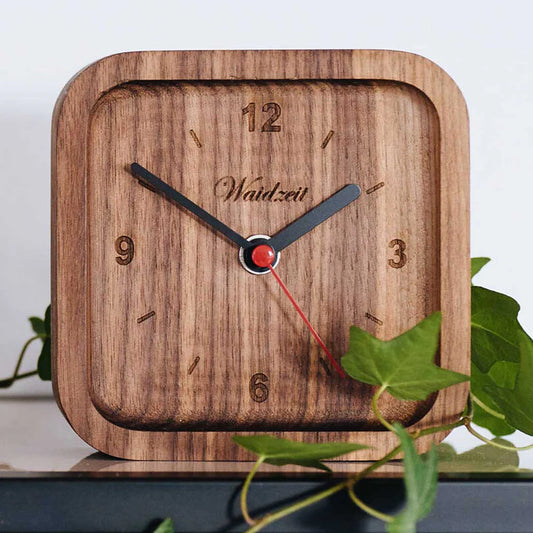 Stolové hodiny Waidzeit Orech na stole – exkluzívny dizajn z masívneho dreva, červený akcent a minimalistický štýl