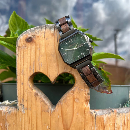 Detail unisex drevených hodiniek Waidzeit Metropolitan München – ciferník z pravého zeleného mramoru, orechové drevo a precízne spracované oceľové prvky