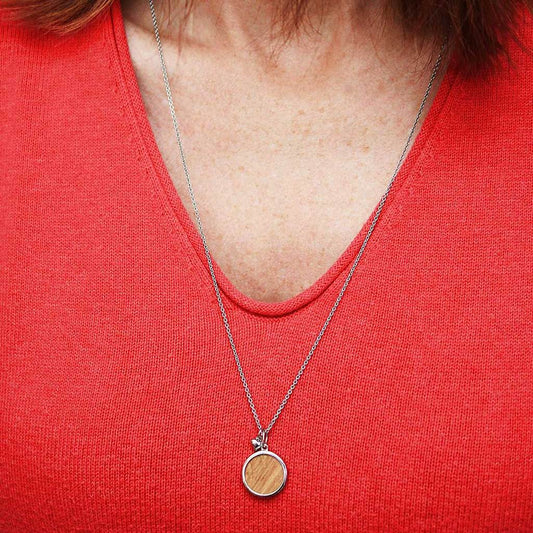 Stieborný náhrdelník s drevným príveskom