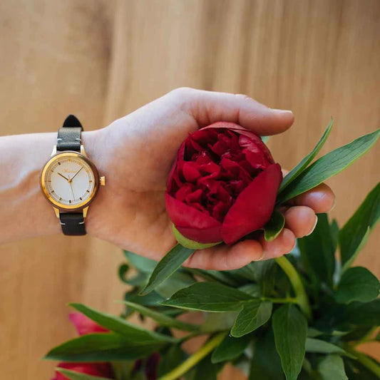 Dámske hodinky Waidzeit Valerie Gold na ruke – minimalistický dizajn z orechového dreva so zlatým akcentom