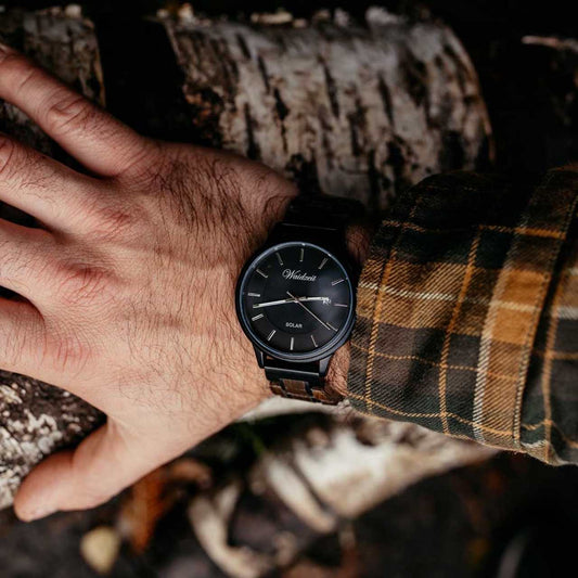 Drevené hodinky Waidzeit Solar Mystik na ruke – kombinácia dreva, ocele a solárnej technológie pre moderný ekologický životný štýl