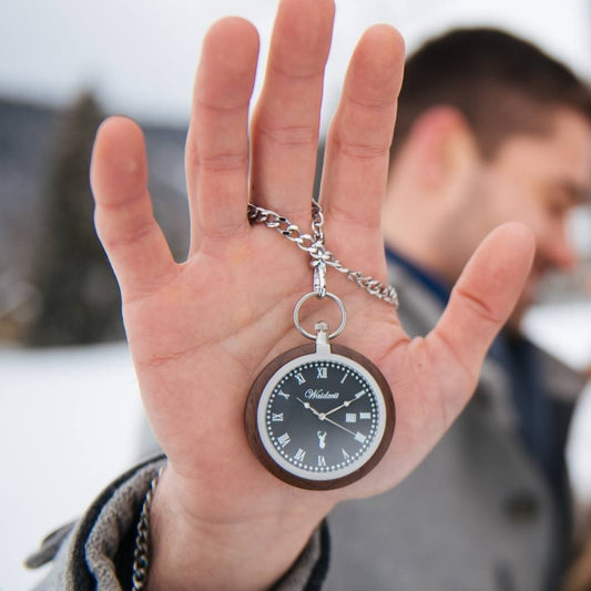 Drevené vreckové hodinky Waidzeit Čierny Orech Antik v ruke – nadčasový doplnok pre gentlemana s orechovým puzdrom a šedým ciferníkom