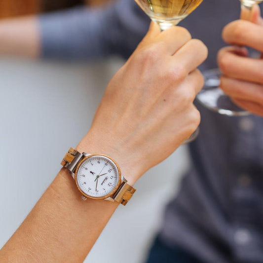 drevené dámske hodinky