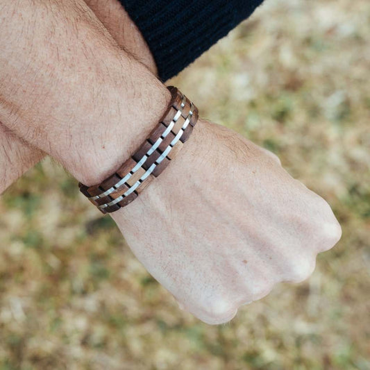 drevený náramok pre muža
