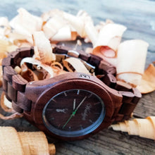 gravirovane drevene hodinky panske