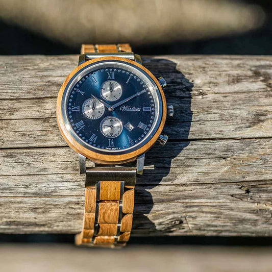 Drevené hodinky Waidzeit Swiss Mountain Navy v prírode – kontrast modrej ocele a teplého sudového dreva