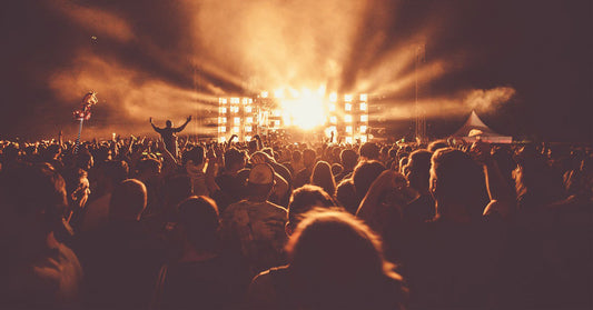 idealny festivalovy look s drevenymi hodinkami