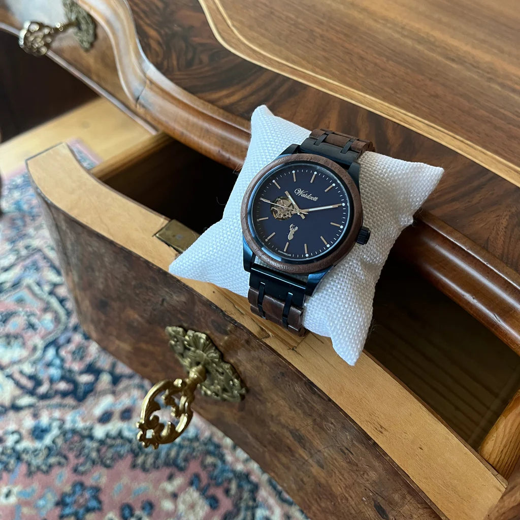 Detail drevených hodiniek Waidzeit Mountain Lake – modrý ciferník, orechové drevo a zafírové sklíčko v dokonalej harmónii