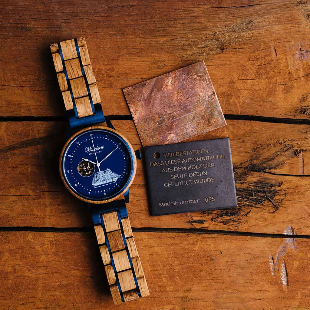 Detail automatických hodiniek Waidzeit Seute Deern – kombinácia starožitného dreva, ocele a modrého ciferníka s lodným motívom