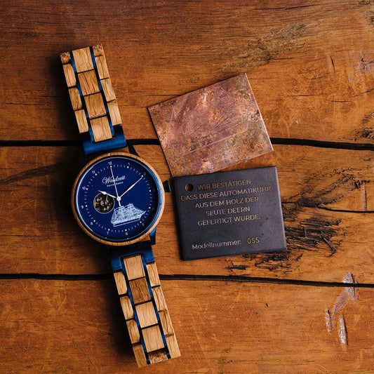 Detail automatických hodiniek Waidzeit Seute Deern – kombinácia starožitného dreva, ocele a modrého ciferníka s lodným motívom