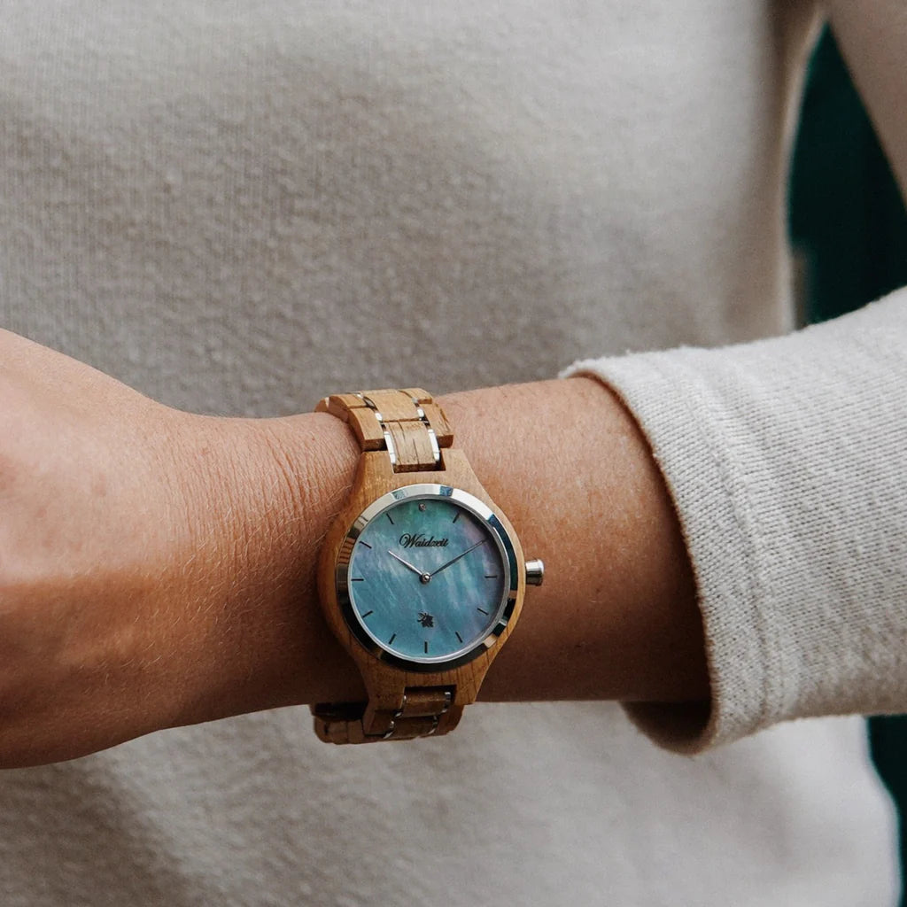 Dámske hodinky Waidzeit Barrique Perle na ruke – luxusný doplnok z perlete a barikového dreva s krištáľovým detailom