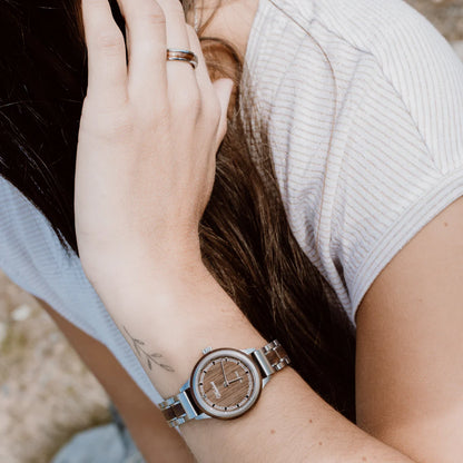 Detail dámskych drevených hodiniek Waidzeit Petite Brown – puzdro z nehrdzavejúcej ocele s dreveným rámom a kvalitné motýlikové zapínanie