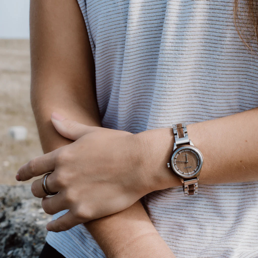 Dámske drevené hodinky Waidzeit Petite Brown na ruke – orechové drevo, jemný dizajn a prirodzená elegancia pre každodenné nosenie