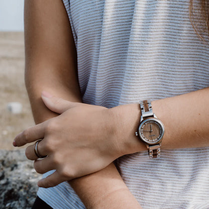 Dámske drevené hodinky Waidzeit Petite Brown na ruke – orechové drevo, jemný dizajn a prirodzená elegancia pre každodenné nosenie