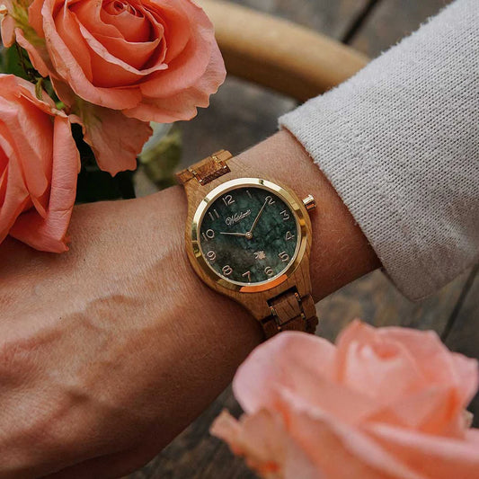 Detail dámskych drevených hodiniek Waidzeit Wine Princess Vert – barikové drevo, zelený nefritový ciferník a krúžok zo zlatej nehrdzavejúcej ocele