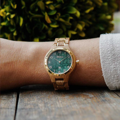 Dámske drevené hodinky Waidzeit Wine Princess Vert na ruke – spojenie francúzskeho barikového dreva, nefritu a zlatej ocele v harmonickom dizajne