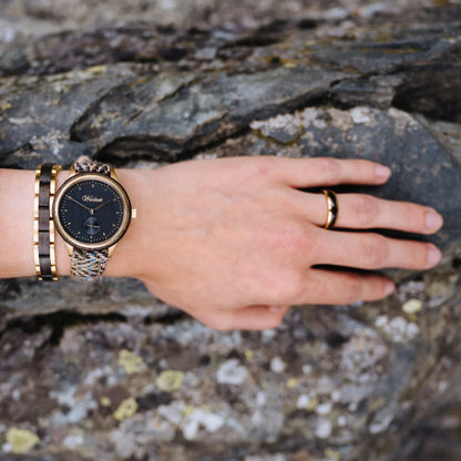 Dámsky prsteň Waidzeit Harmonie Zlato & Dub močiarny na ruke – lesklý šperk s teplým tónom dreva