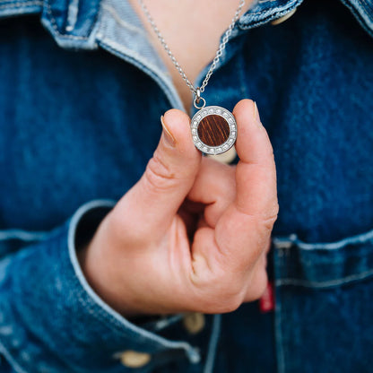 Detail dámskeho náhrdelníka Waidzeit Essenza – intarzia z historického banského dreva, orámovanie z nerezovej ocele a trblietavé krištále