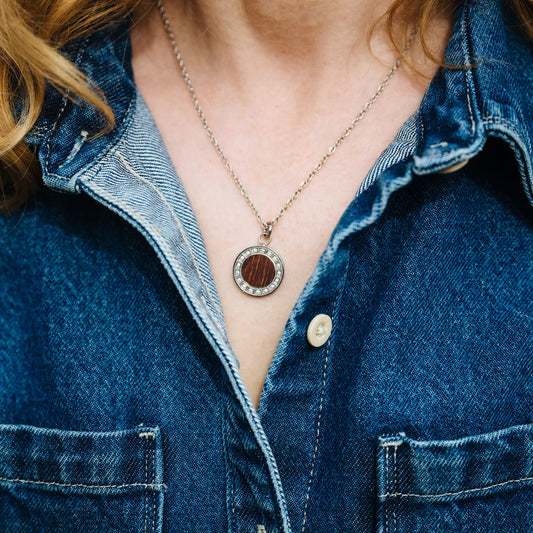 Dámsky náhrdelník Waidzeit Essenza v striebornom prevedení na modelke – elegantný šperk s príbehom a dotykom histórie