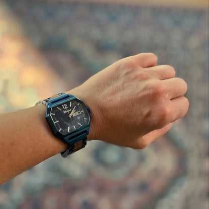 Drevené hodinky Waidzeit Metropolitan Hamburg s modrým ciferníkom z lapisu lazuli na ruke – spojenie prírody a elegancie