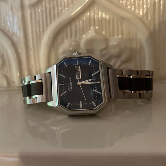 Detail drevených hodiniek Waidzeit Metropolitan Kolín – fascinujúci ciferník z pravého močiarného dubu s jedinečnou kresbou dreva