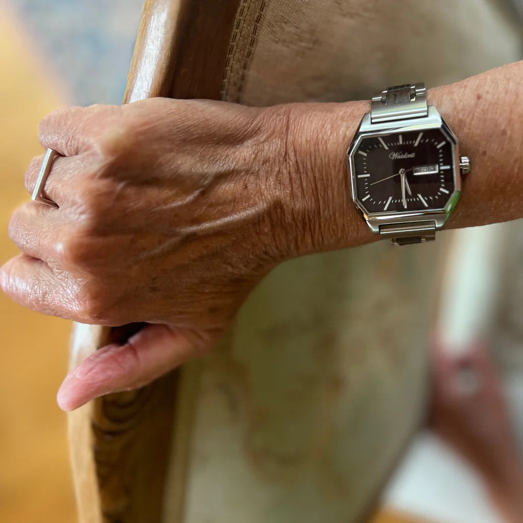 Drevené hodinky Waidzeit Metropolitan Kolín z močiarného dubu na ruke – elegantné spojenie prírody, udržateľnosti a nadčasového štýlu.