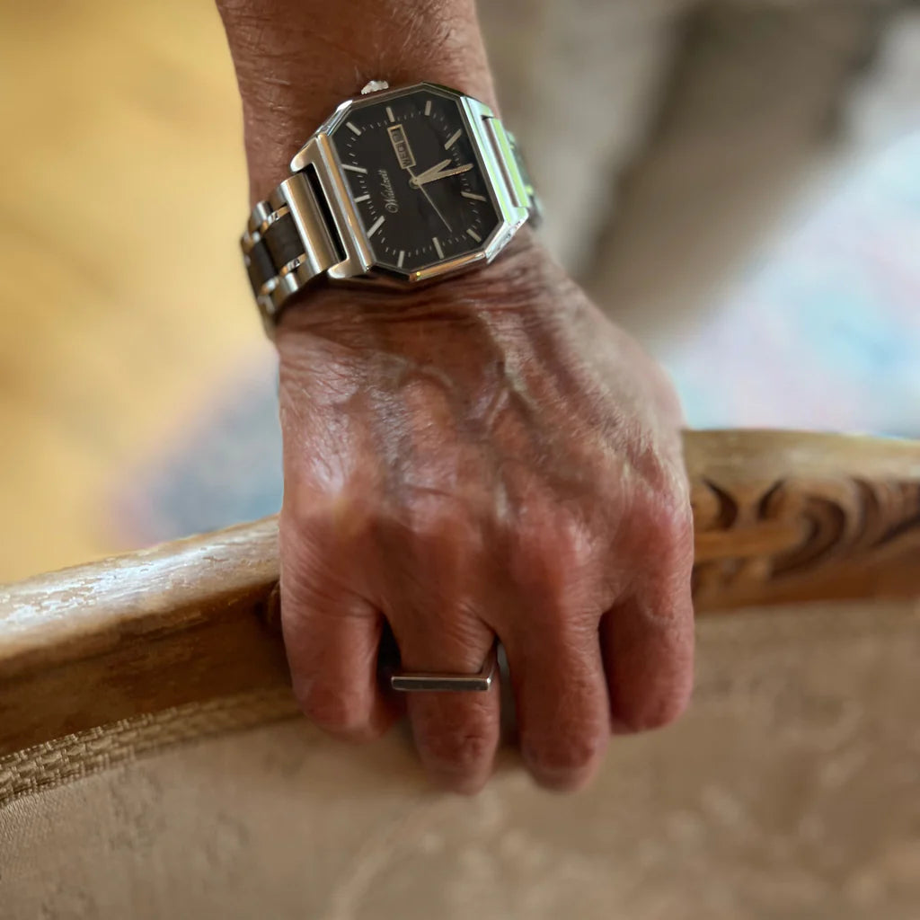 Drevené hodinky Waidzeit Metropolitan Kolín z močiarného dubu na ruke – elegantné spojenie prírody, udržateľnosti a nadčasového štýlu