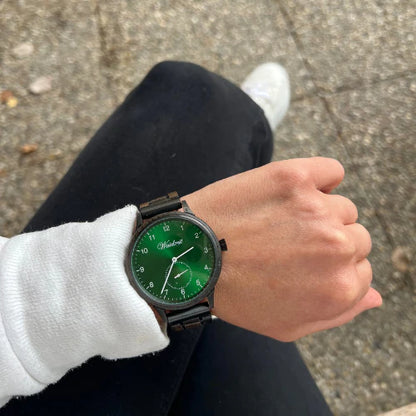 Drevené hodinky Waidzeit Mystic Green na ruke – elegantné spojenie subfosílneho dubu a prírodne zeleného ciferníka
