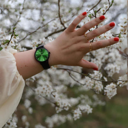 Zadná strana drevených hodiniek Waidzeit Mystic Green – precízne spracované puzdro z močiarného dubu s možnosťou gravírovania