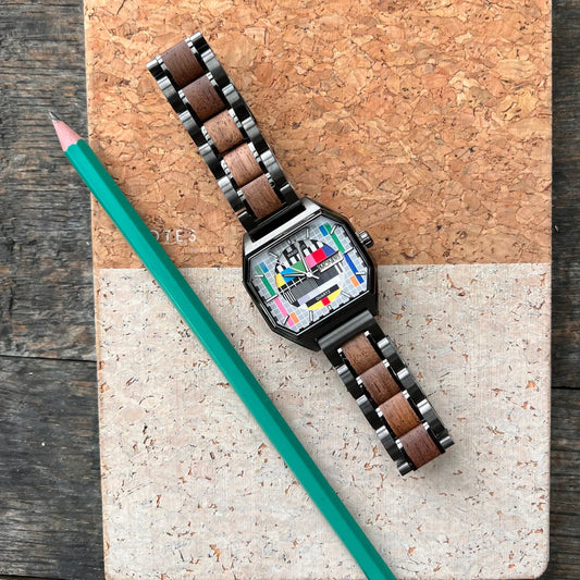 Detail drevených hodiniek Waidzeit Sendeschluss – orechové drevo, motív televízneho testovacieho obrazca a antracitovo sivý náramok