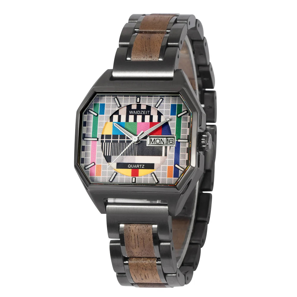 Drevené hodinky Waidzeit Sendeschluss z orechového dreva s ciferníkom v štýle starého televízneho testovacieho obrazca a antracitovo sivým náramkom