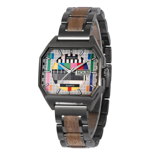 Drevené hodinky Waidzeit Sendeschluss z orechového dreva s ciferníkom v štýle starého televízneho testovacieho obrazca a antracitovo sivým náramkom