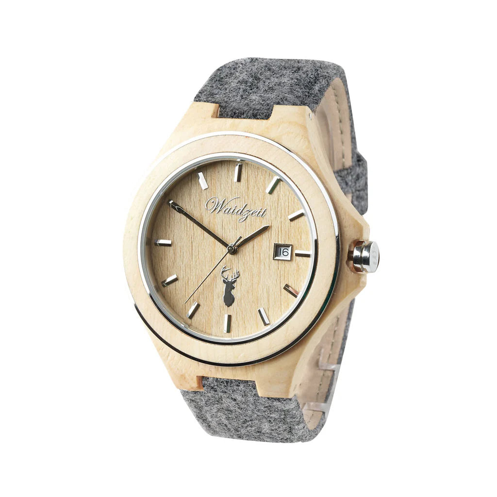 Drevené pánske hodinky Waidzeit Zirbenuhr z borovicového dreva so symbolom jeleňa a remienkom z merino vlny