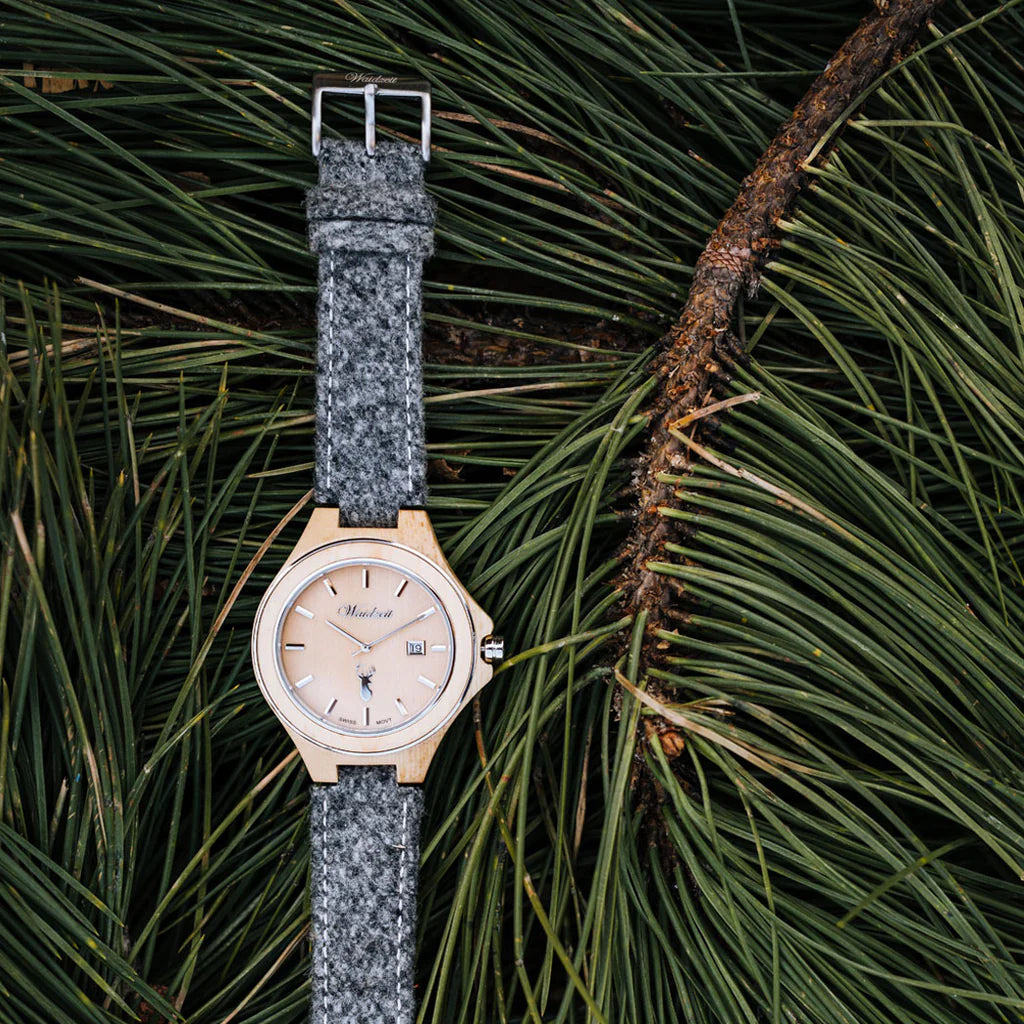 Detail drevených hodiniek Waidzeit Zirbenuhr – štajerská borovica, oceľový krúžok a elegantný ciferník s motívom jeleňa